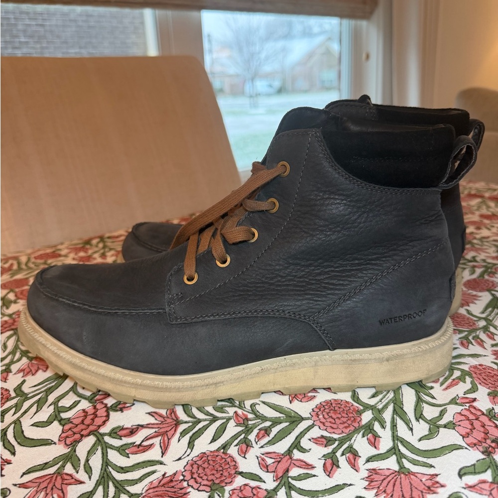 Sorel Navy Boots with Tan Soles